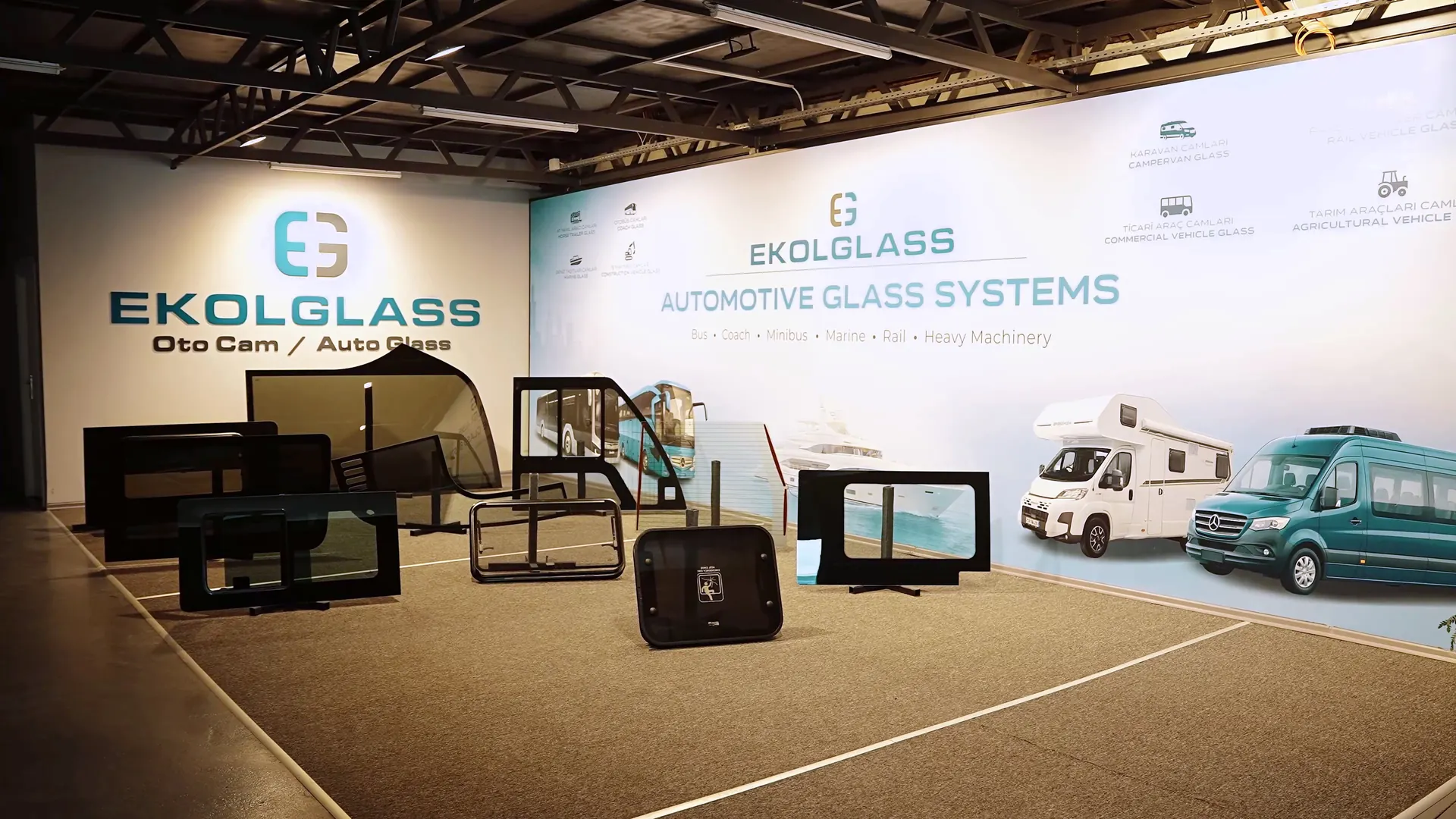 Araç camı örnekleriyle Ekol Glass ürün sergileme alanı