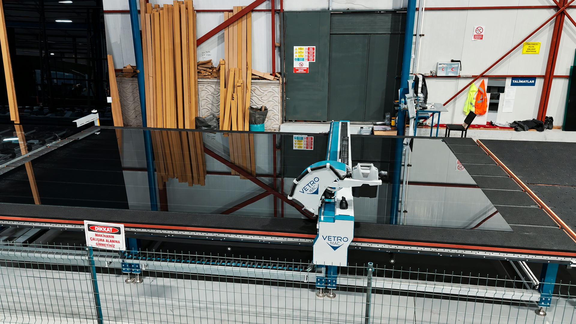 CNC kontrollü hassas cam kesim prosesi